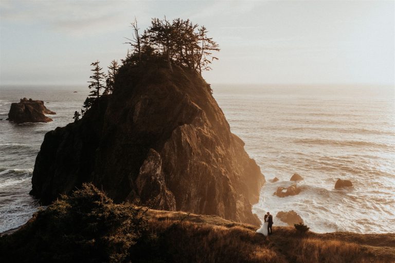 Bride and groom elope on the Oregon Coast on a cliff overlooking the ocean in Southern Oregon.